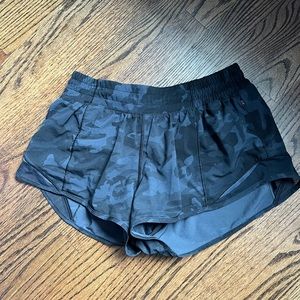 Lululemon Hottie Hot Shorts 2.5”